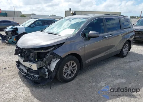 2021 Toyota Sienna Xle z USA, uszkodzony, nr VIN 5TDYRKEC5MS005155